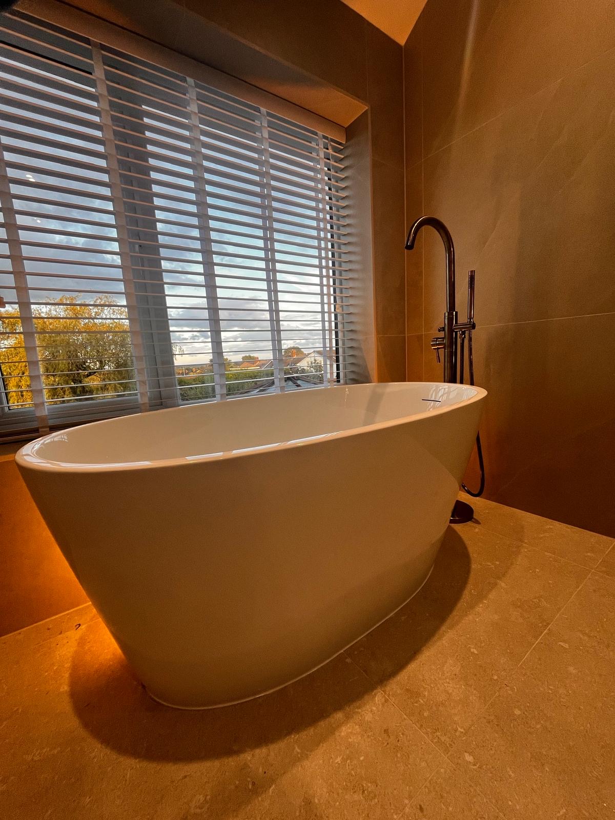 Freestanding bath installation by a window